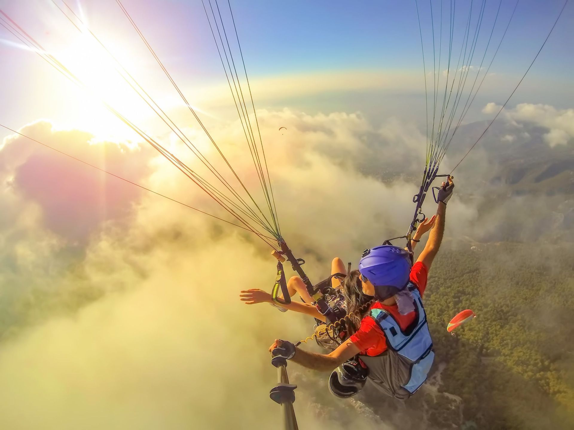 Vol en parapente tandem au-dessus des nuages, symbole de perspective et de changement