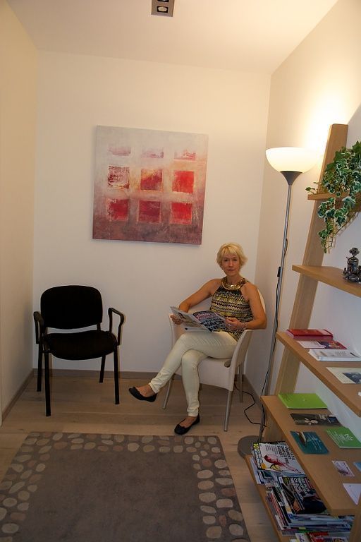 Delia Jones assise dans l’espace d’accueil du cabinet Siegenthaler Formation à Vevey
