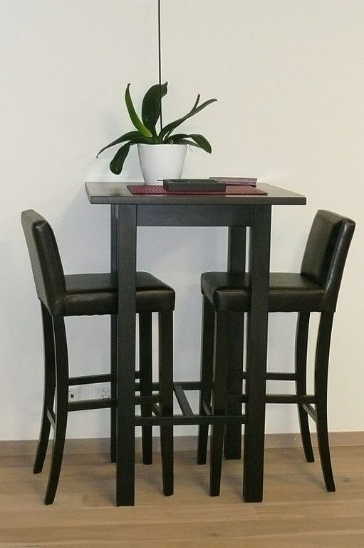 Espace de consultation avec table haute et chaises au cabinet Siegenthaler Formation