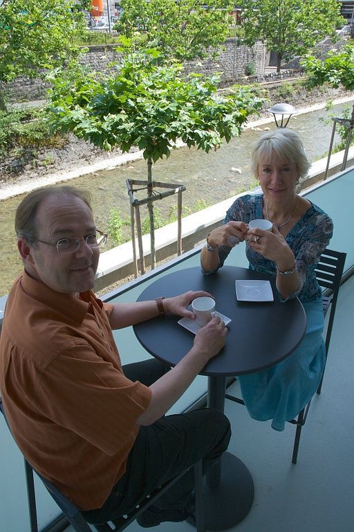 Olivier Siegenthaler et Delia Jones sur la terrasse du cabinet à Vevey