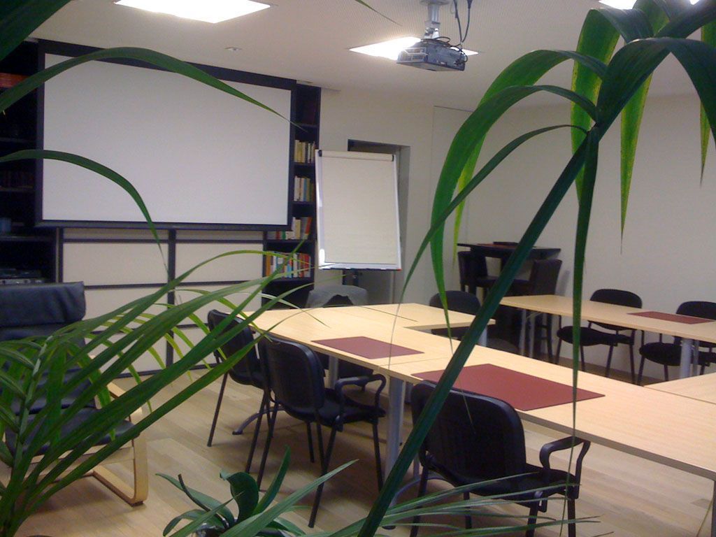 Salle de formation du cabinet Siegenthaler Formation à Vevey, tables en U avec écran de projection