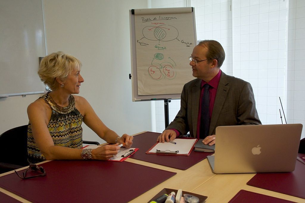 Séance de coaching ou consultation autour d’une table au cabinet Siegenthaler Formation