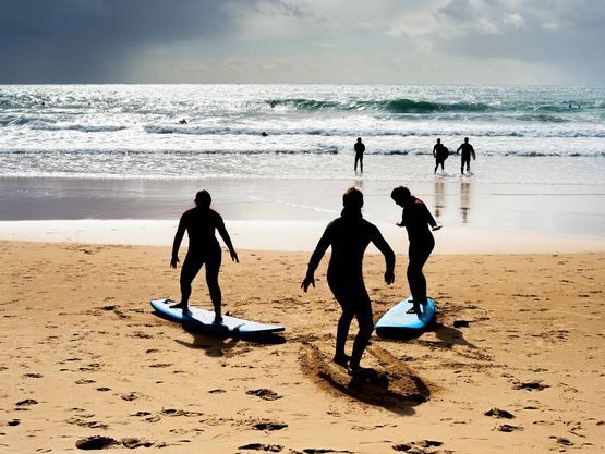 Apprentissage collectif sur la plage — illustration de notre équipe